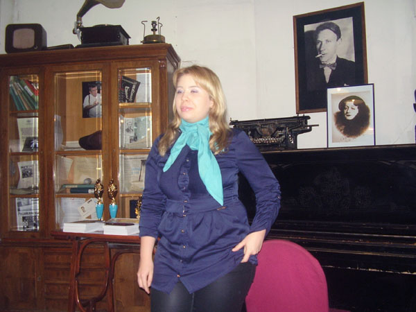 Молодая поэтесса и сотрудник Интернационального Союза писателей Татьяна Торопова читает свои стихи