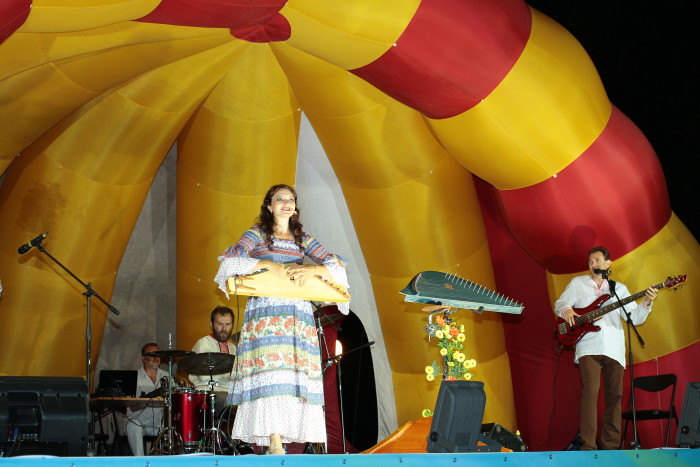 выступление фолк группы из Санкт-Петербурга на открытой площадке Борисоглебска